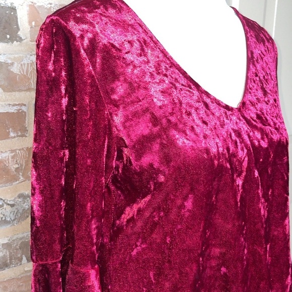 S Levine Crushed Velour Fit & Flare Top Cranberry V-neck Festive Bell Sleeve SM - Picture 4 of 13